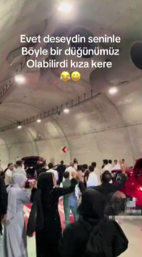 Üsküdar’da tüneli kapatıp halay çekenlere 17 bin 940 lira para cezası