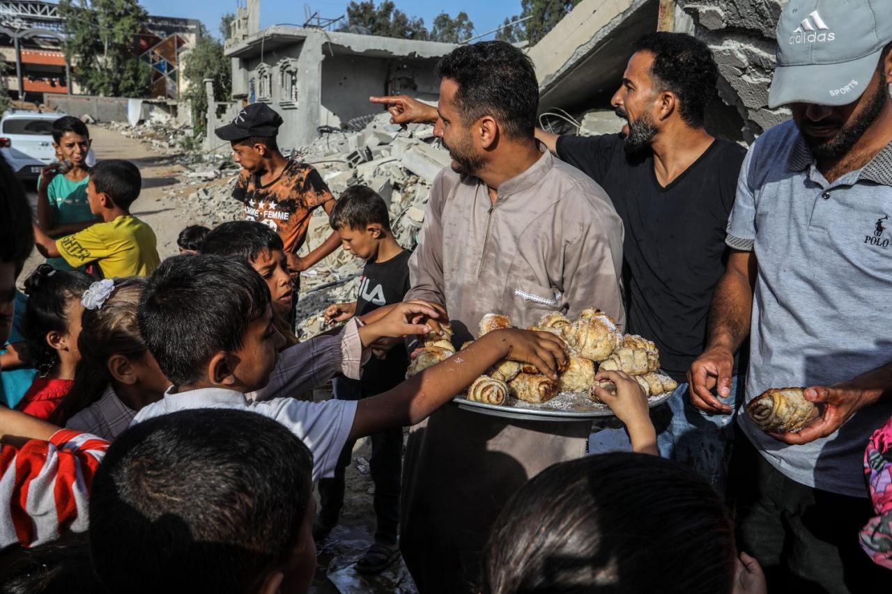 Gazze halkı, İsrail saldırılarına rağmen enkazların arasında kurbanlarını kesti
