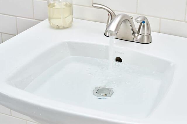 Unutulan temizlik detayı: Banyo lavabosundaki ikinci deliğin önemi ve temizliği