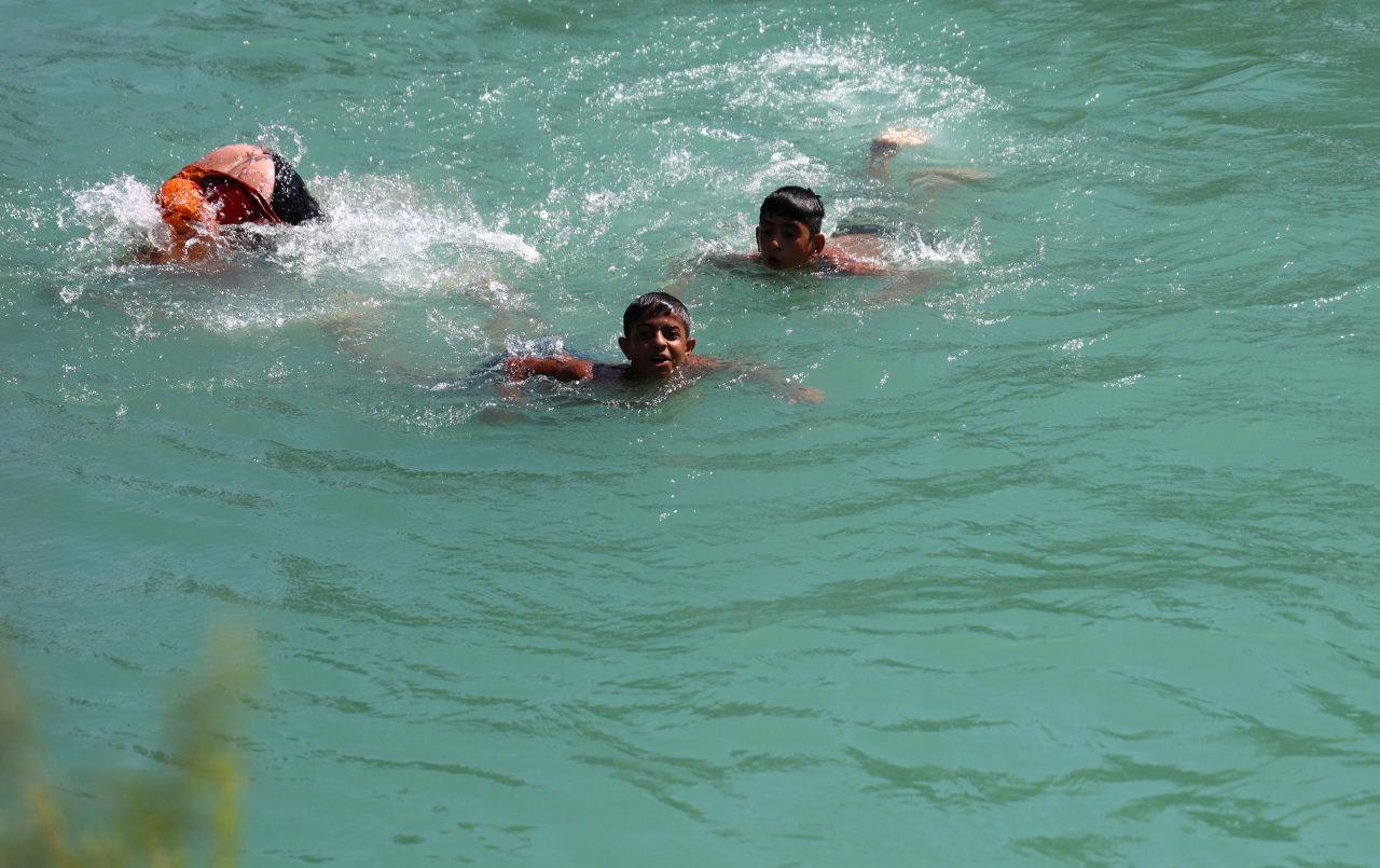 Adana'da sulama kanalına giren çocuklardan boğulmaları önlemek için 'dayaklı çözüm'