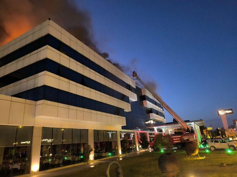 Afyonkarahisar'da termal otelde yangın: 6 kişi dumandan etkilendi