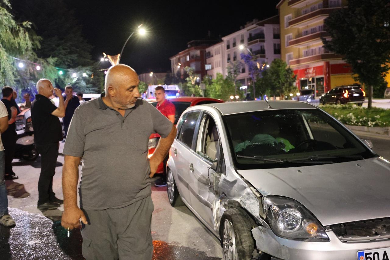 Hırsından aracın tamponunu söktü: Gazetecilerin üstüne fırlattı!