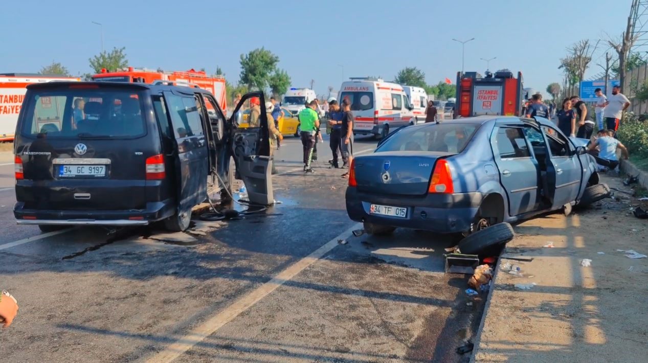 İstanbul’da feci kaza: Refüjü aşarak karşı şeritte seyreden araca çarptı