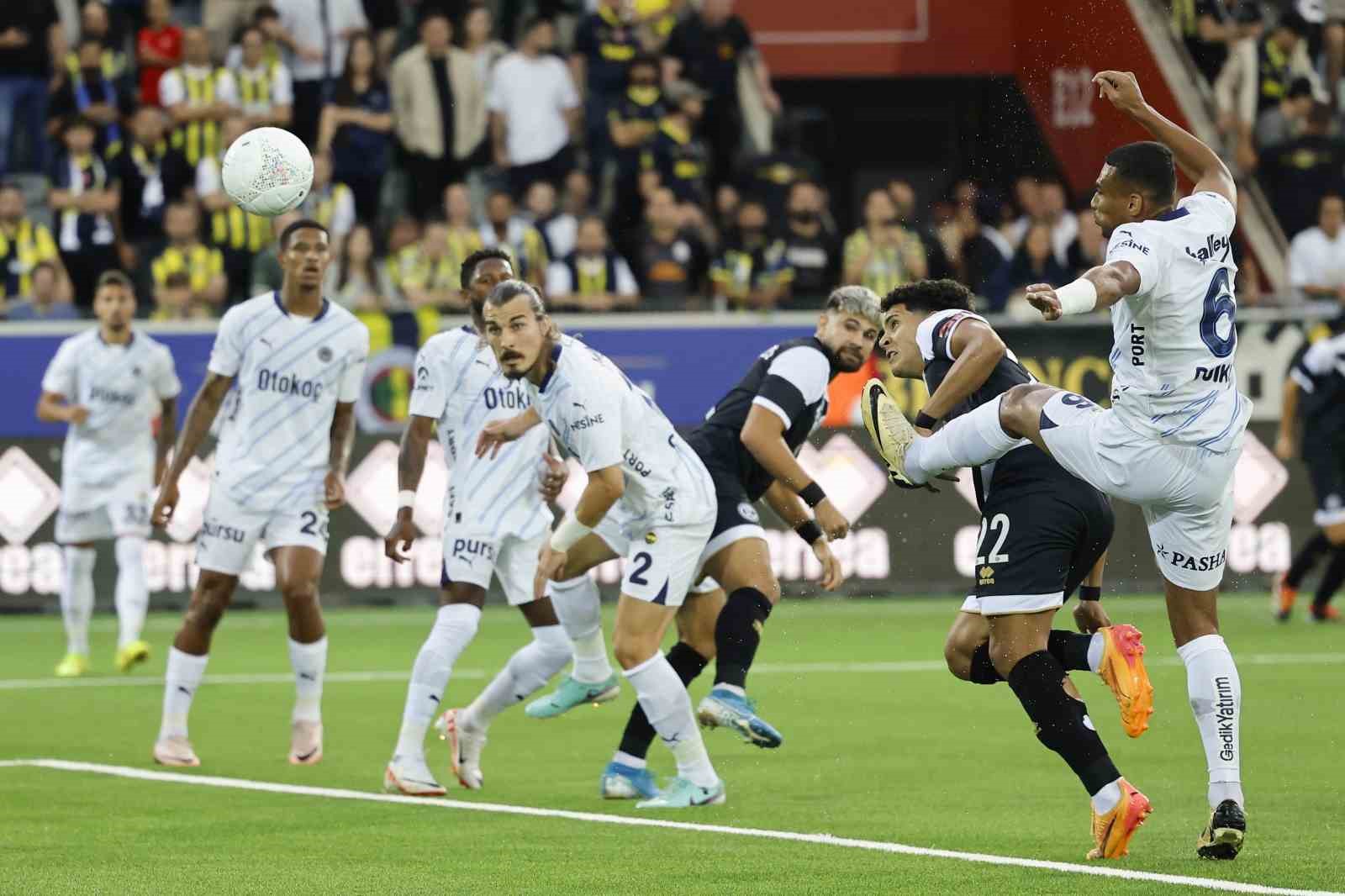 UEFA Şampiyonlar Ligi 2. Eleme Turu: Lugano FC: 1 - Fenerbahçe: 1 (İlk yarı)