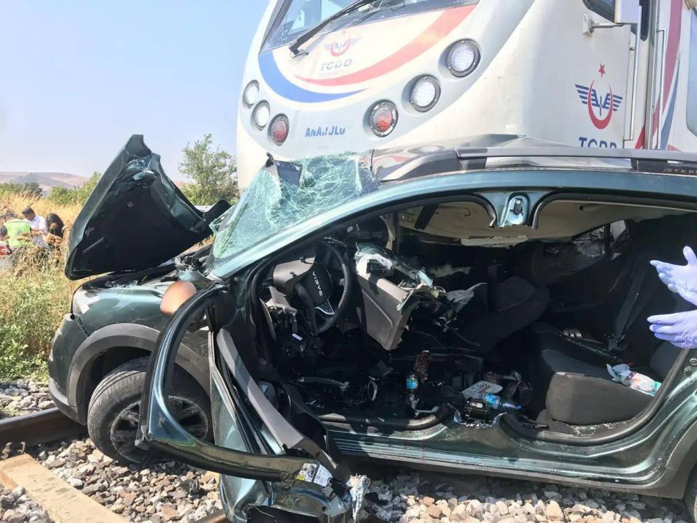 Korkunç kaza: Yolcu treni otomobile çarptı: 3 ölü