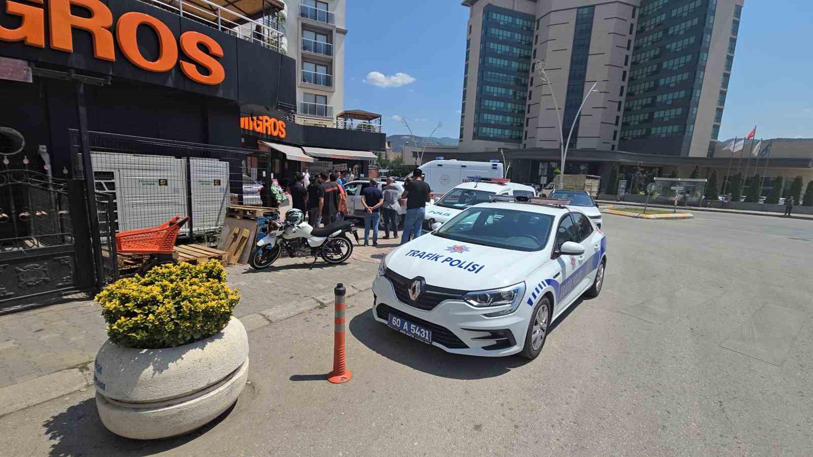 Kontrolden çıkan araç Migros’a girdi