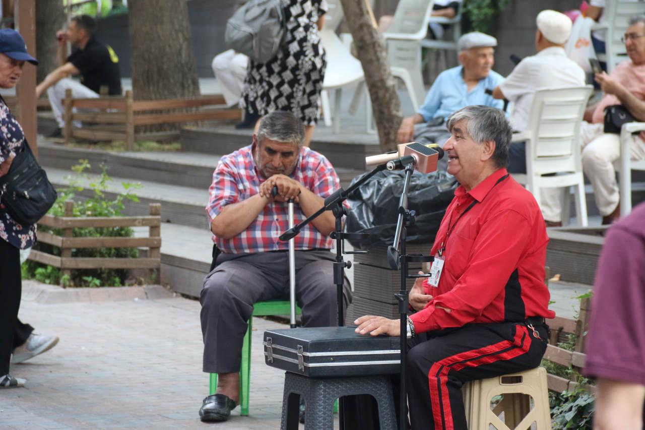 36 yıldır oturarak uyuyan Muzaffer Işık’ın isyanı: 'Çocuklar gibi ağlıyorum’