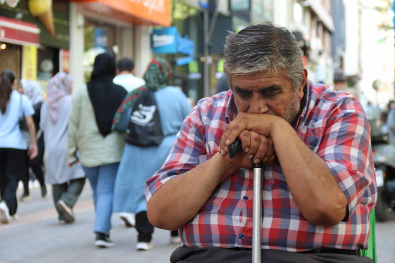 36 yıldır oturarak uyuyan Muzaffer Işık’ın isyanı: 'Çocuklar gibi ağlıyorum’