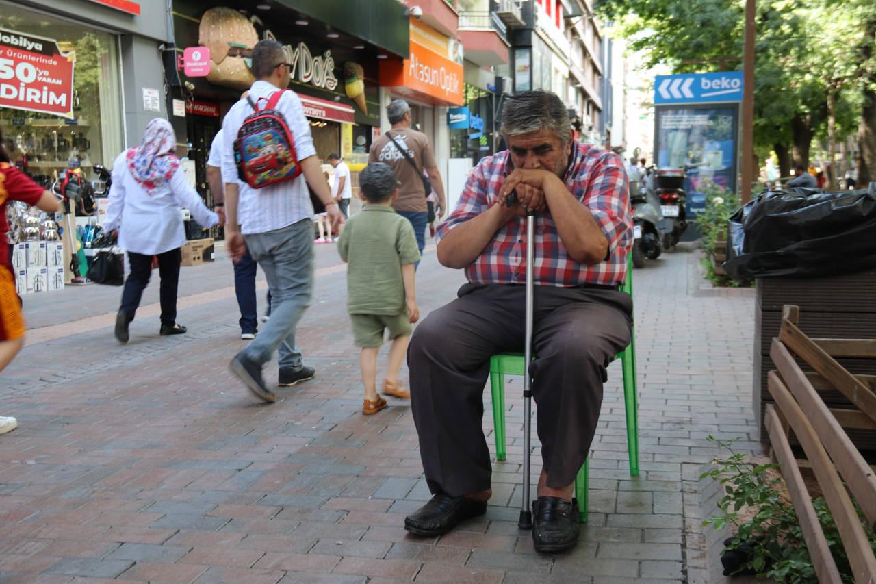 36 yıldır oturarak uyuyan Muzaffer Işık’ın isyanı: 'Çocuklar gibi ağlıyorum’