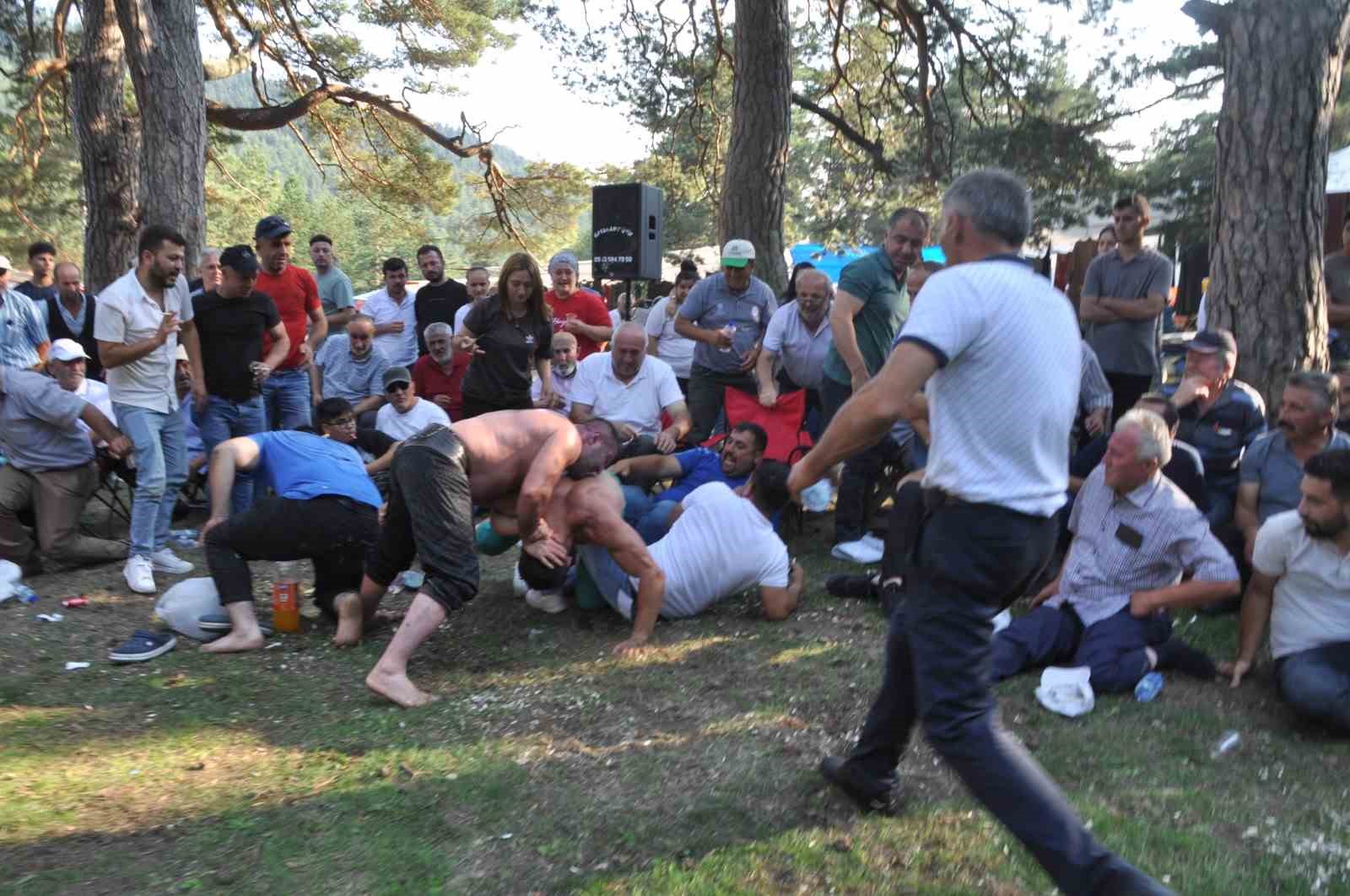 Pehlivanın iş kazası, rakibi yerine vatandaşı yere serdi