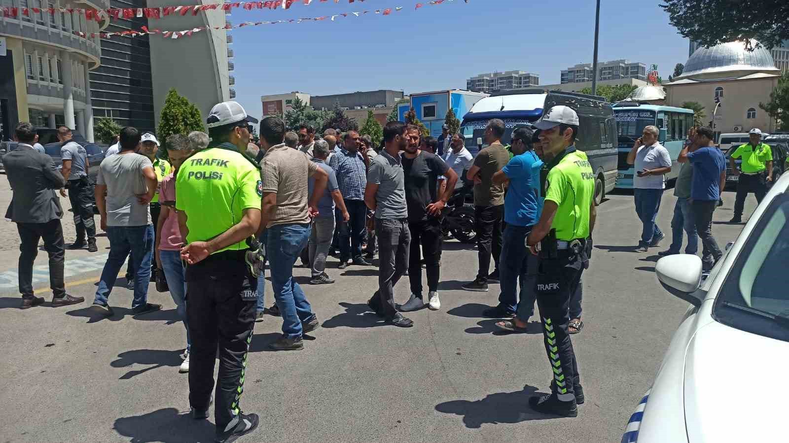 Malatyalı minibüsçüler zam talebi ile belediye önünde kontak kapattı