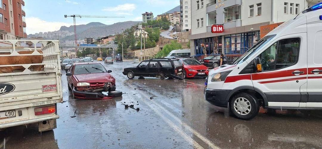 Gümüşhane'de zincirleme kaza: Sürücüler yara almadan kurtuldu