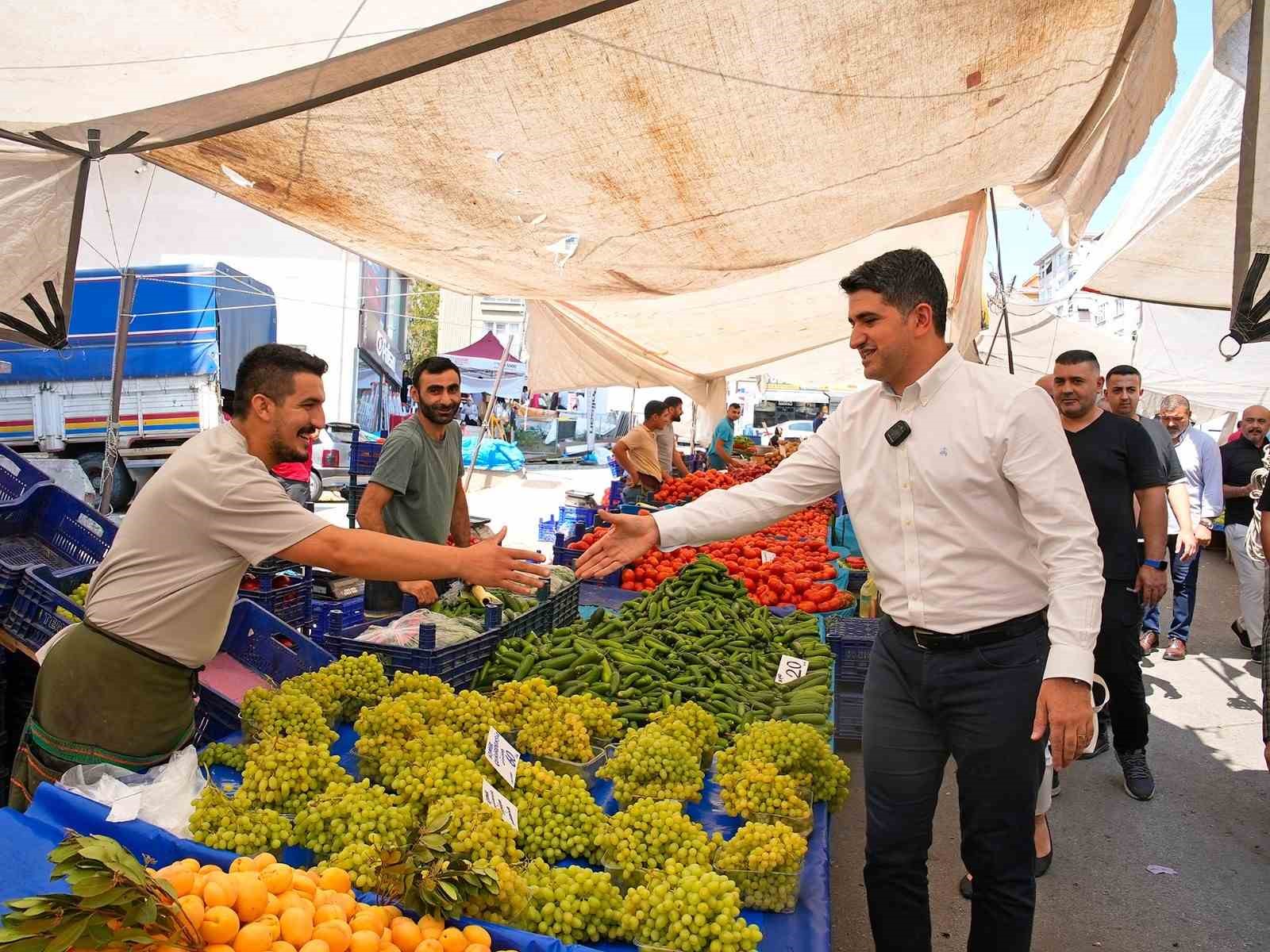 Başkan Adıgüzel pazar ziyaretinde: “İlk defa seçimden seçime dolaşmayan bir Başkan görüyoruz”