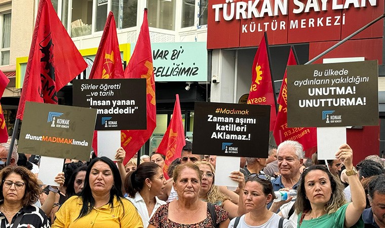 Madımak'ta katledilen aydınlar anısına denize karanfil bırakıldı - Son Dakika Türkiye,Cumhuriyet'in Egesi Haberleri | Cumhuriyet