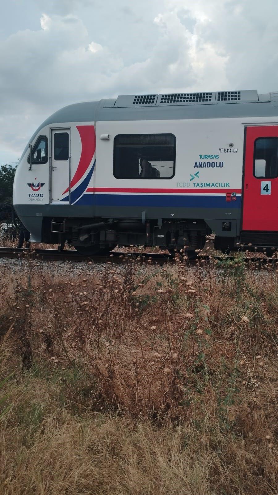 Bariyer kapalıyken karşıya geçmeye çalışan 2 kişiye tren çarptı