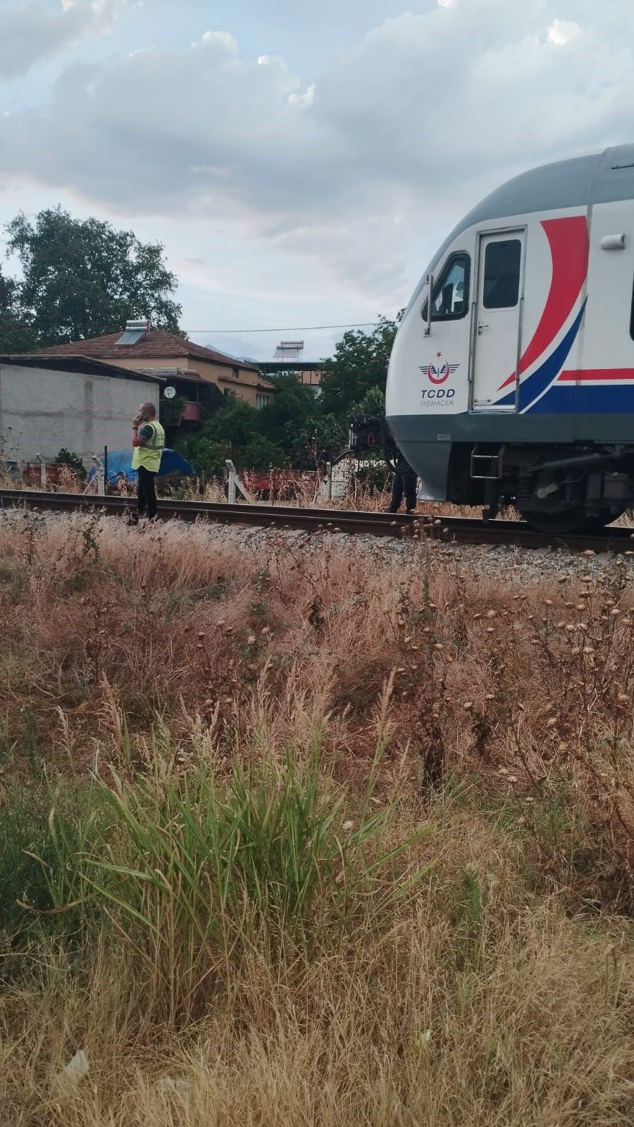 Bariyer kapalıyken karşıya geçmeye çalışan 2 kişiye tren çarptı