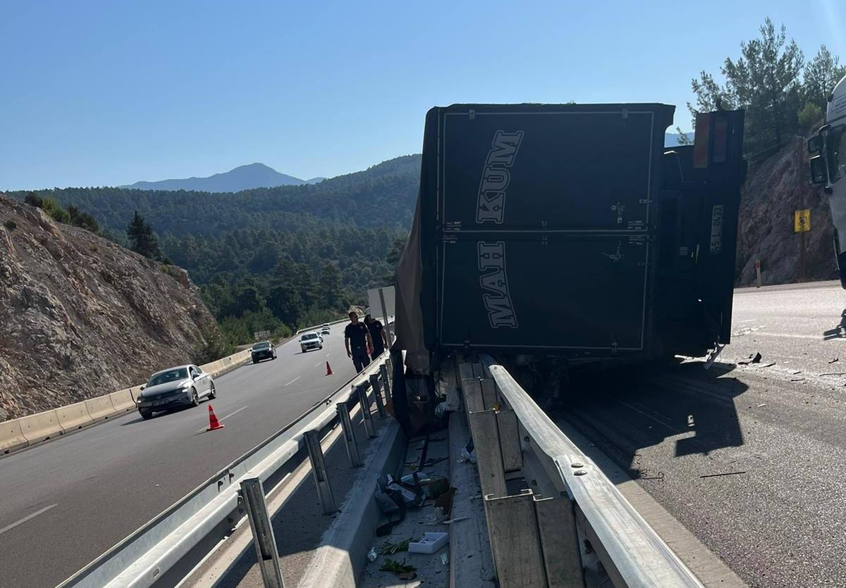 Antalya'da zincirleme kaza: Ölü ve yaralı var!