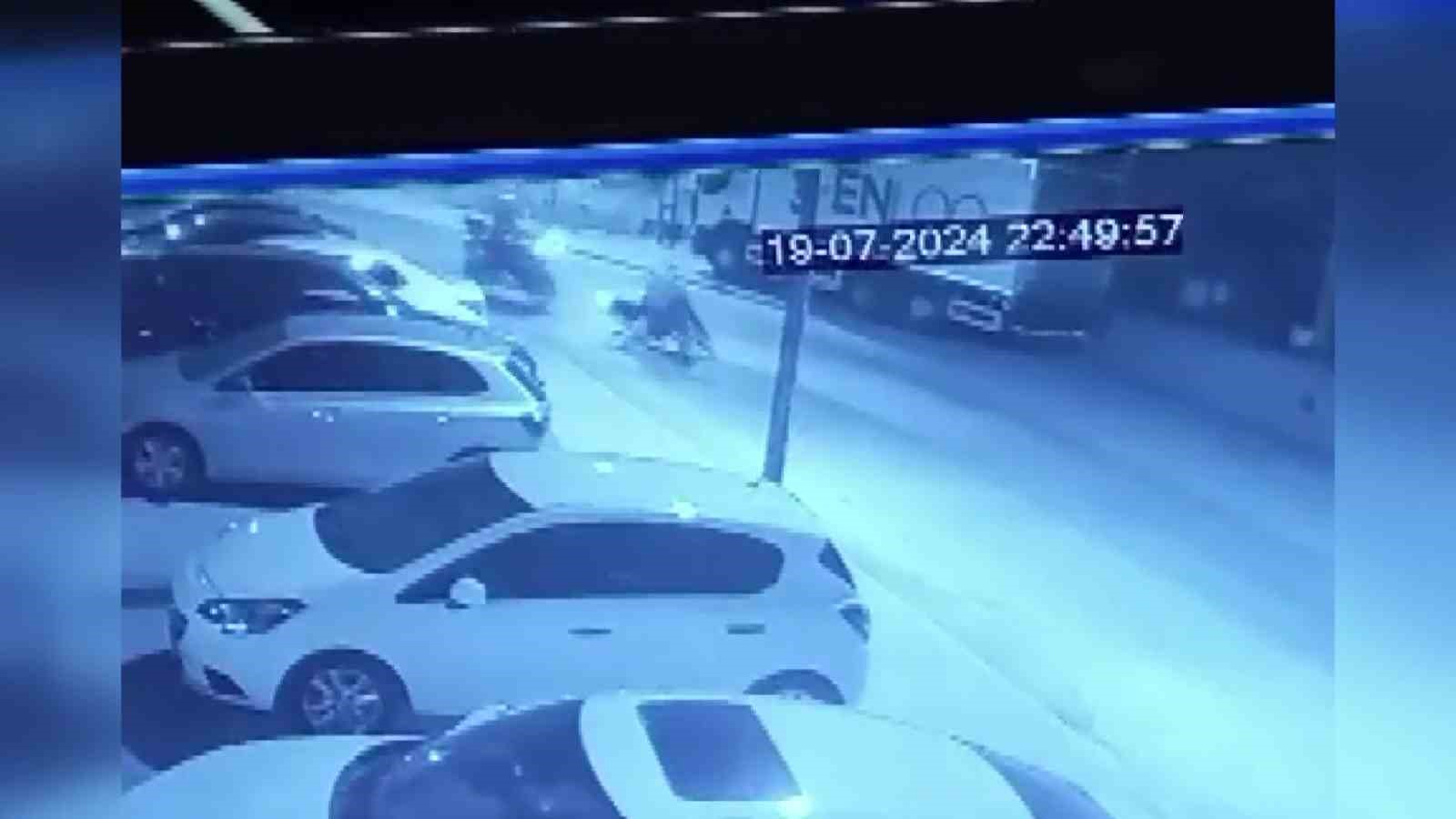 Adana’da ’dur’ ihtarına uymayan motosikletli, polise çarptı... O anlar kamerada