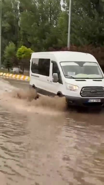 Patnos’ta sağanak yağış hayatı felç etti