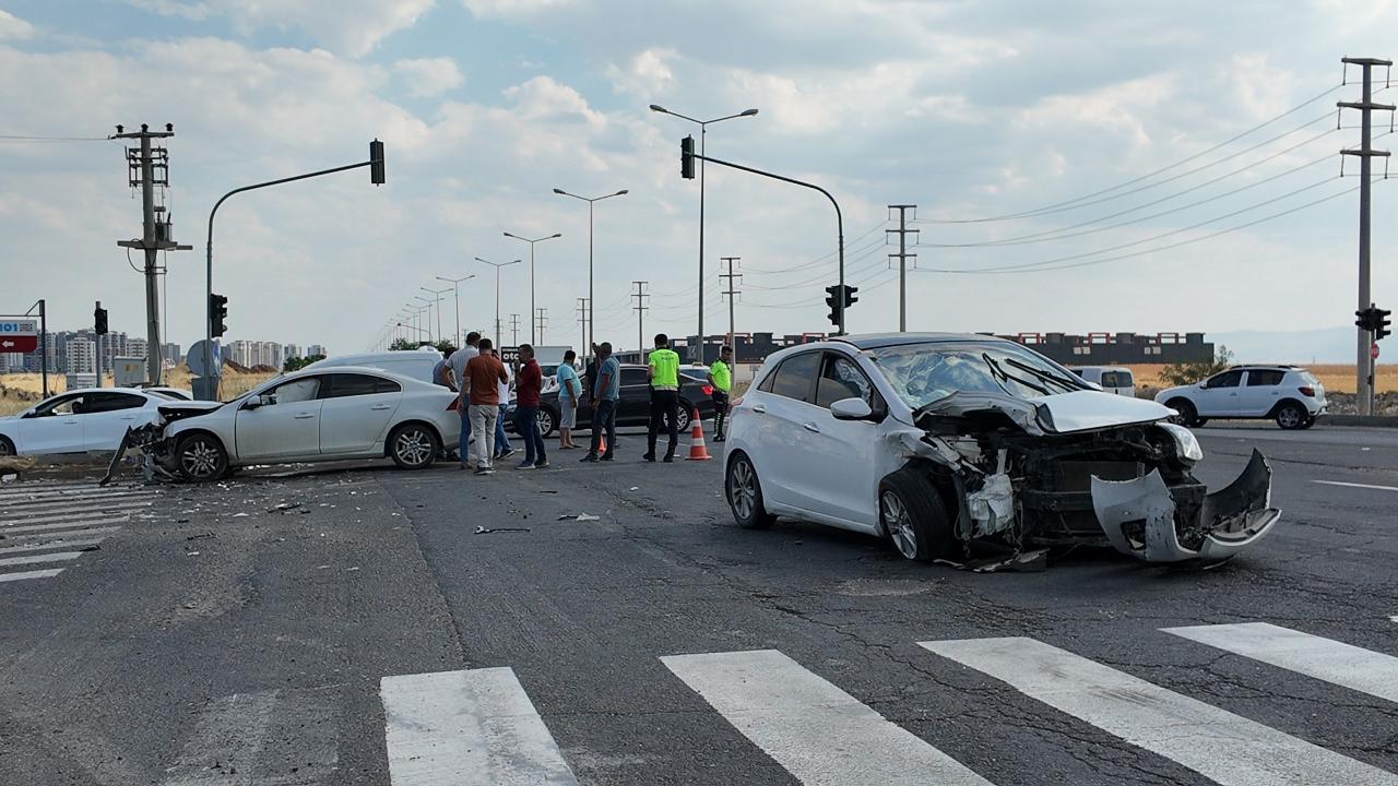 Diyarbakır'daki trafik kazasında 4 kişi yaralandı