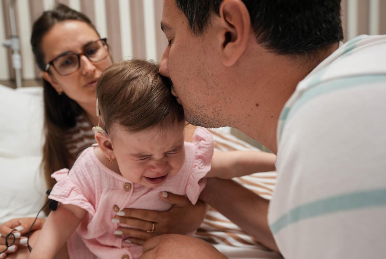 Doğuştan işitme engelli bebek Türkiye'de kısa sürede tedavi edildi
