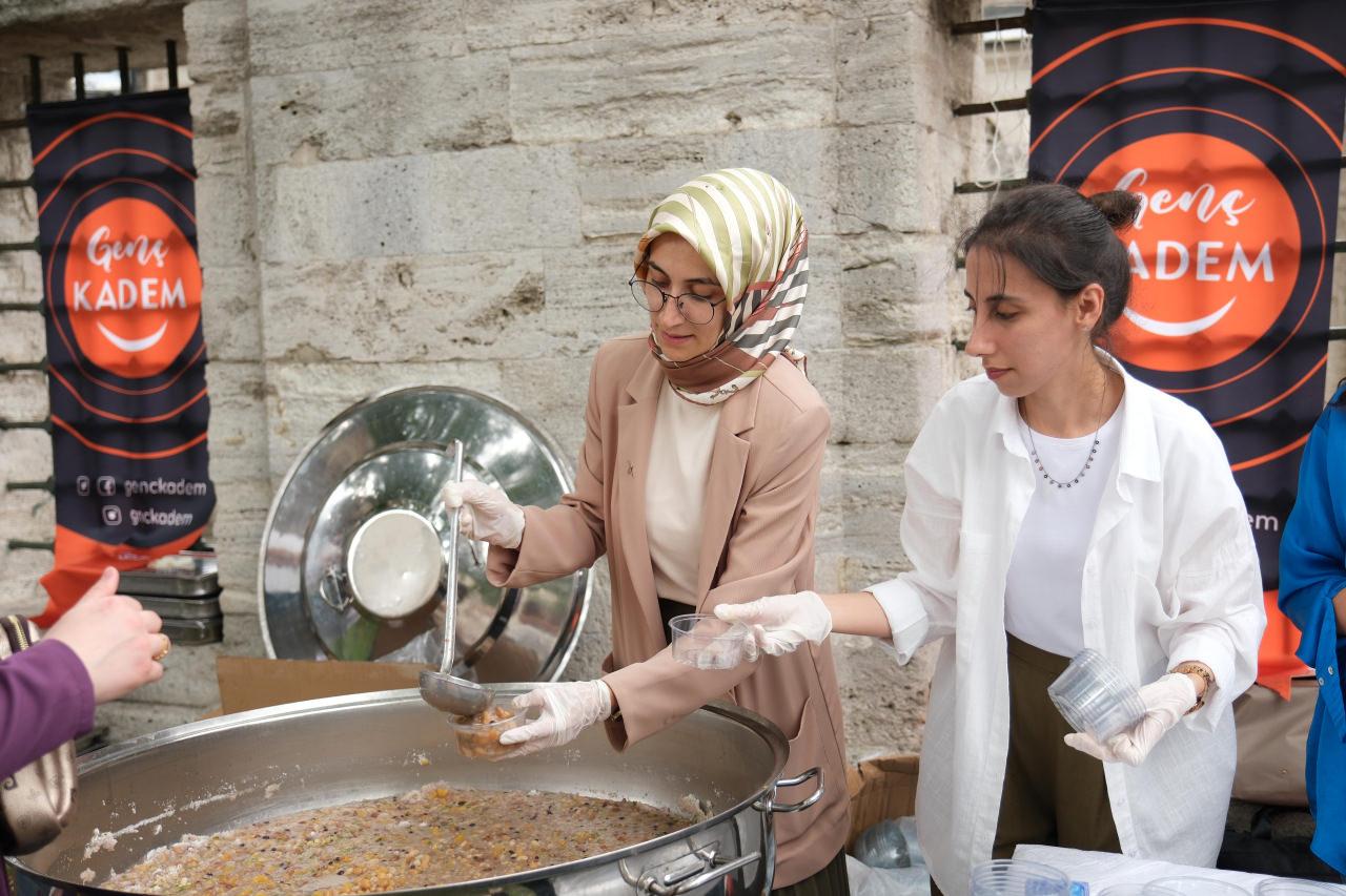 KADEM’den Süleymaniye’de bin kişilik aşure ikramı