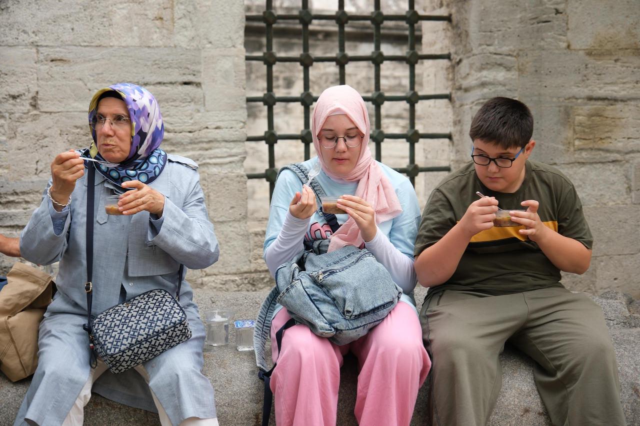 KADEM’den Süleymaniye’de bin kişilik aşure ikramı