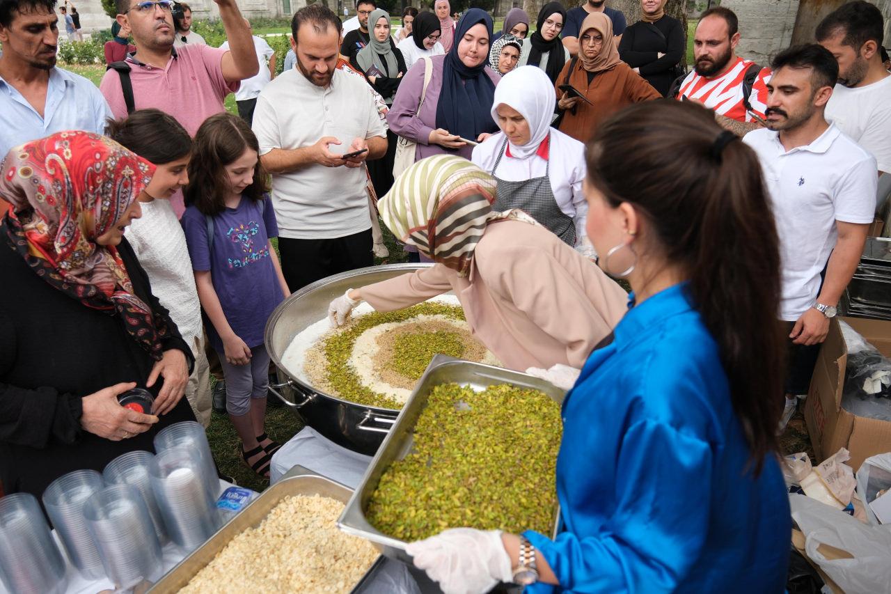 KADEM’den Süleymaniye’de bin kişilik aşure ikramı