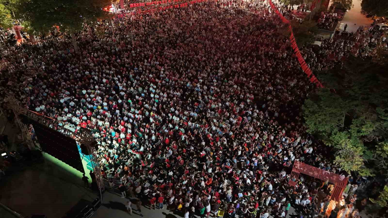 Kartal’da vatandaşlar çeyrek final maçını meydanda kurulan dev ekranda izledi