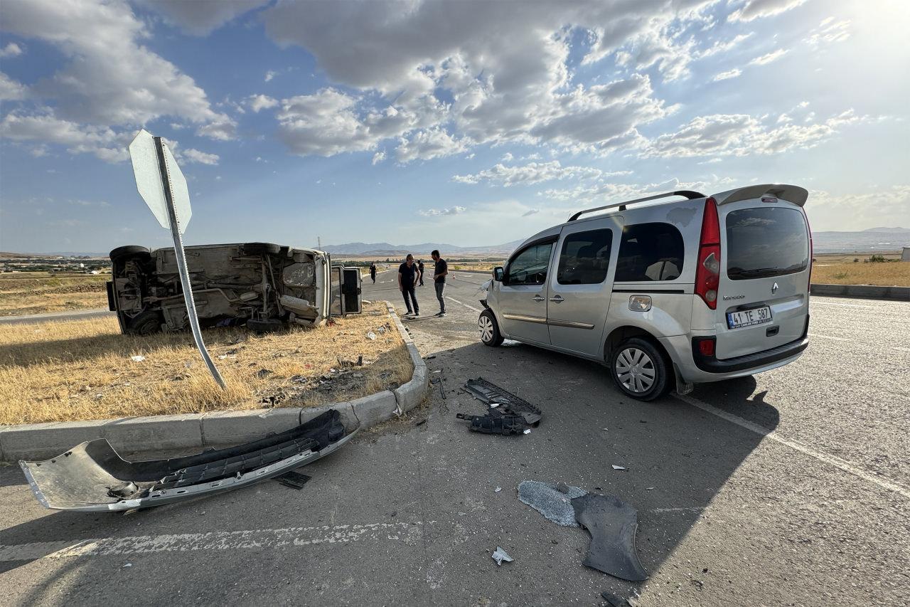 Elazığ'da iki farklı kaza: 8 kişi yaralandı