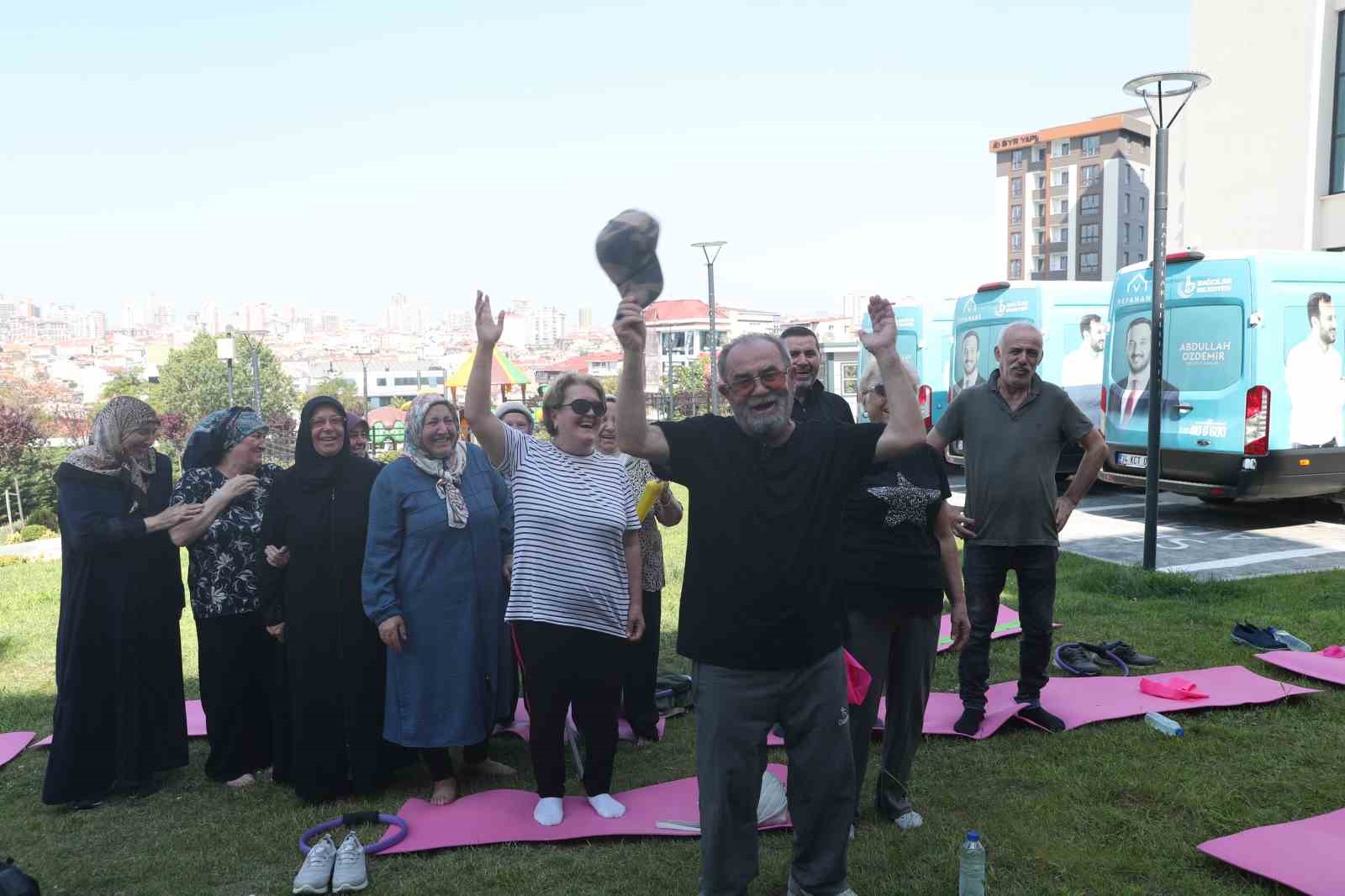 Bağcılar’da yaşlılar kahkaha seansında doyasına eğlendi