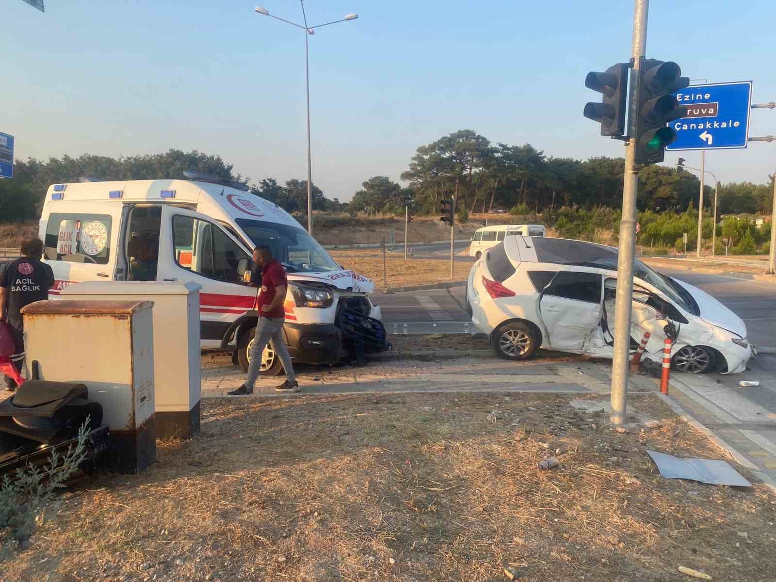 Çanakkale’de ambulans ile otomobil çarpıştı: 3 yaralı