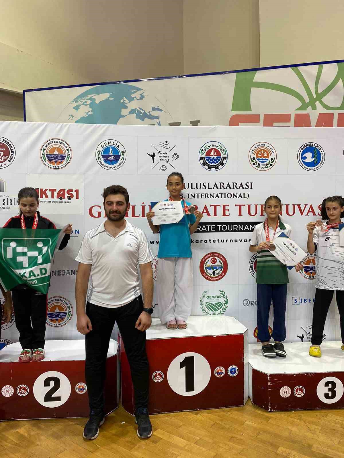 Manisa BBSK Karate takımından 16 madalya