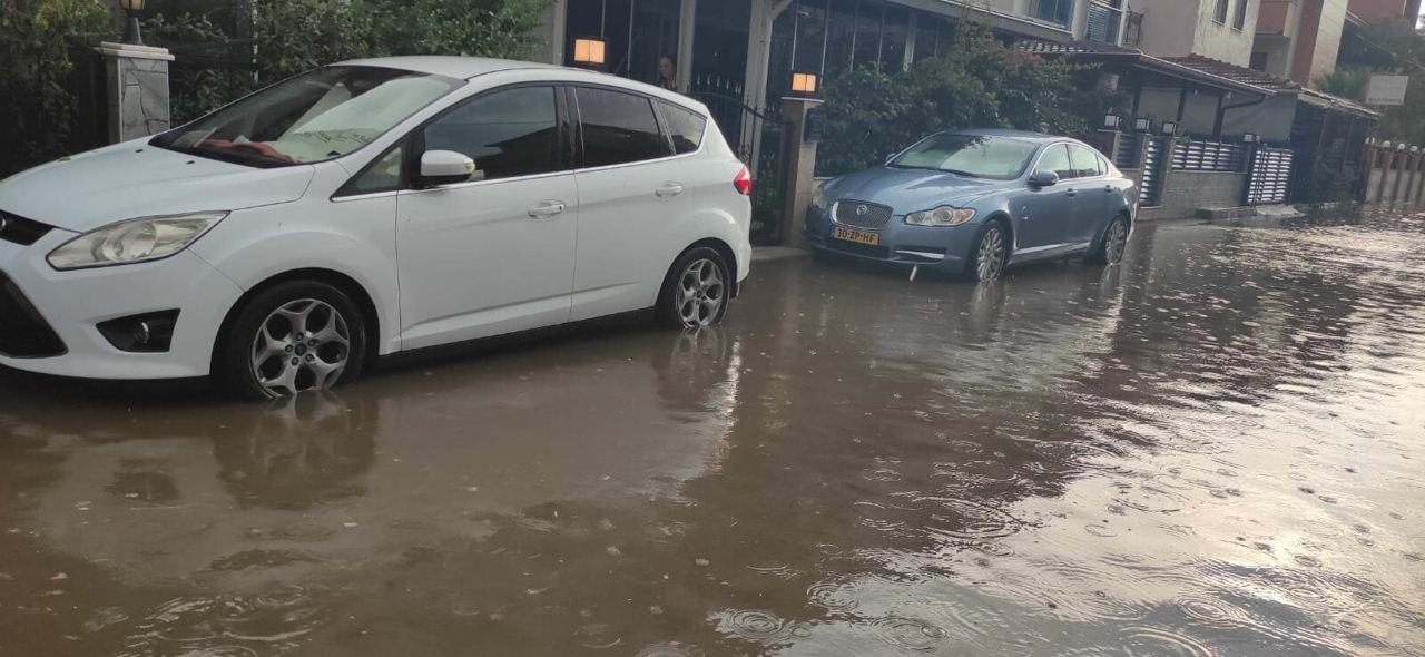 İzmir sağanağa teslim: Cadde ve sokaklarda suyla doldu