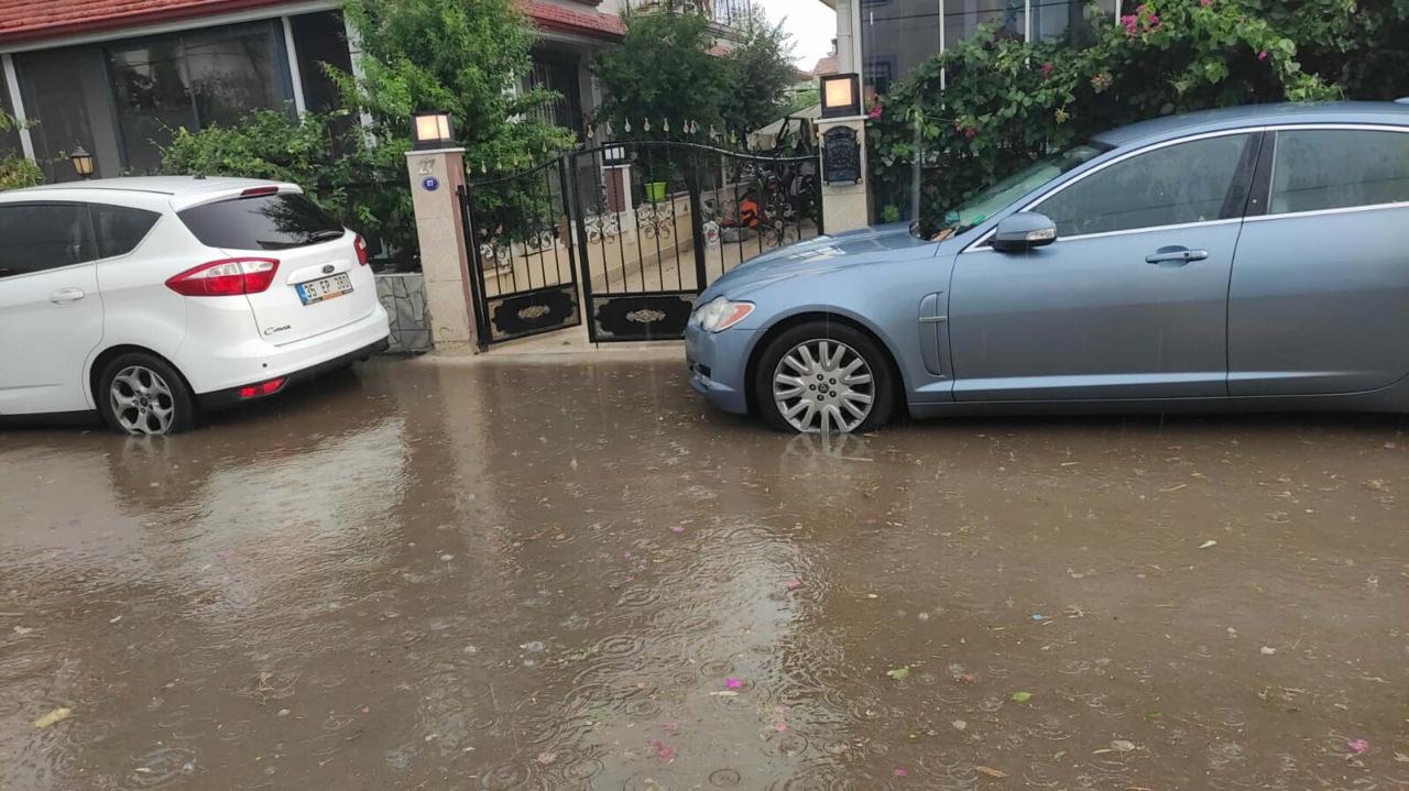 İzmir sağanağa teslim: Cadde ve sokaklarda suyla doldu