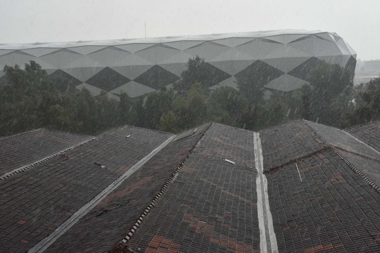 İzmir sağanağa teslim: Cadde ve sokaklarda suyla doldu