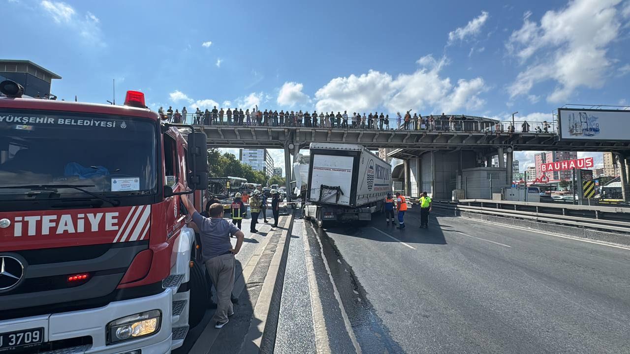 İstanbul'da feci kaza: Tır köprünün ayağına çarptı!