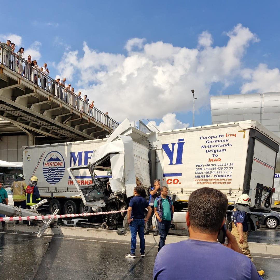 İstanbul'da feci kaza: Tır köprünün ayağına çarptı!