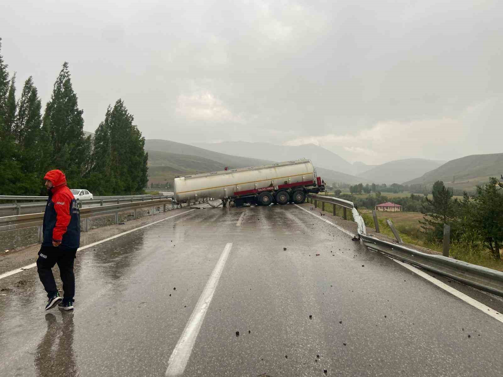 Dorsesi ayrılan tanker bariyerlere çarptı