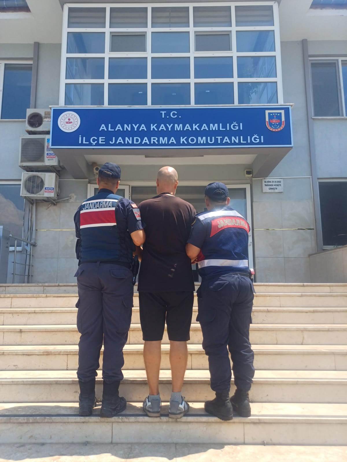 Interpol kırmızı bültenle arıyordu! Rus vatandaşı Alanya'da yakalandı