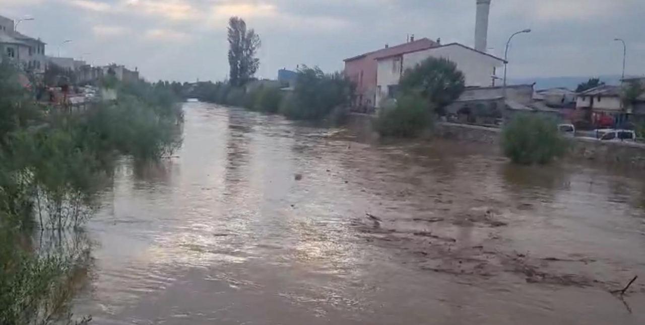 Erzurum'da sel! Heyelan meydana geldi, zor anlar yaşattı