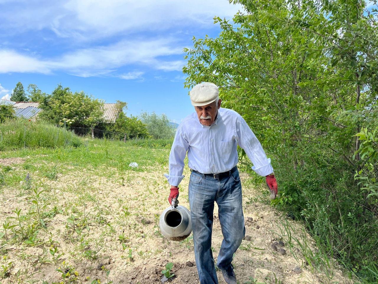 İleri yaşına rağmen tarlada çalışmaya devam ediyor: 'Gençler örnek almalı'