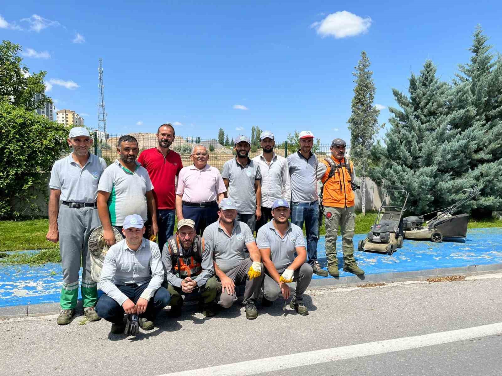 İşçilerle bir araya gelen Başkan Büyükkılıç, çim biçti