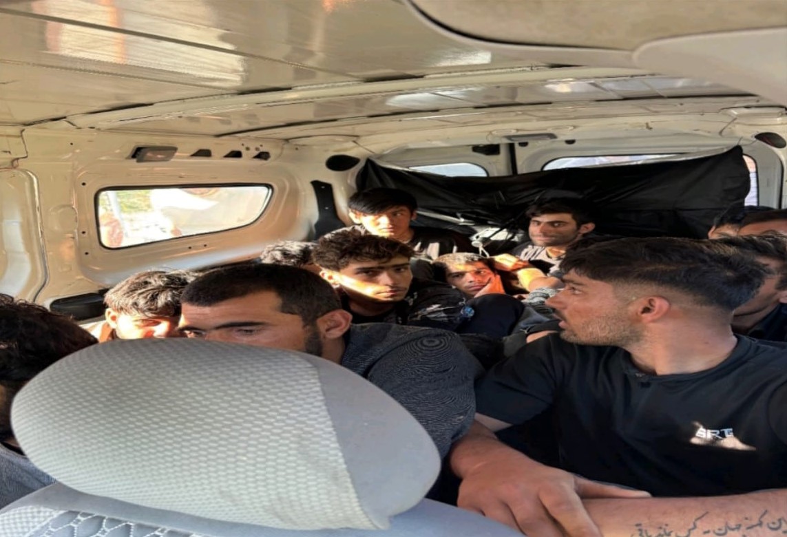 Amasya’da 15 kaçak göçmen yakalandı, 3 kişi tutuklandı