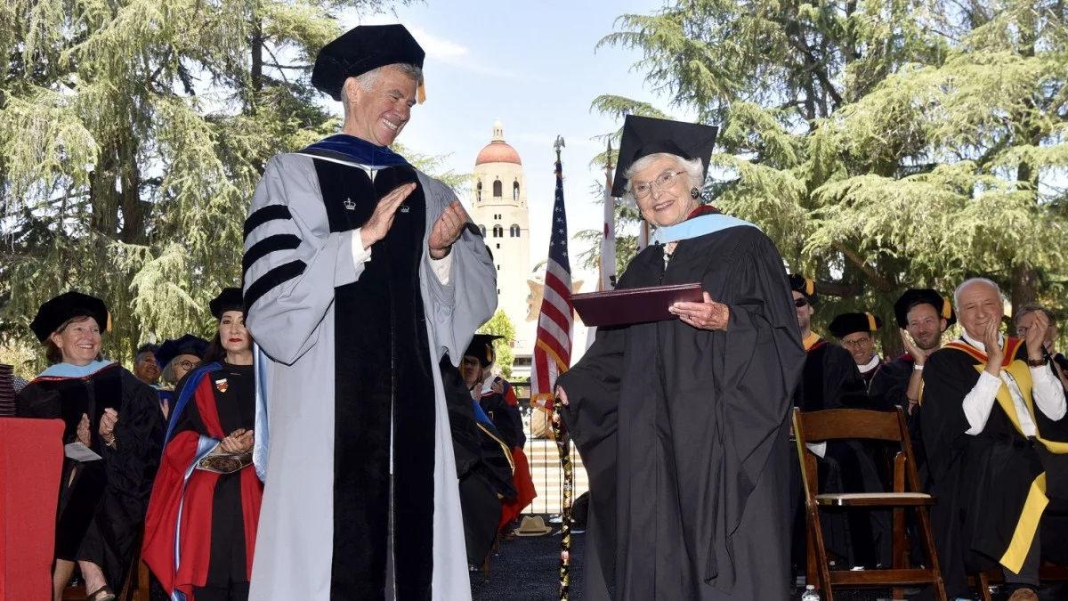 105 yaşındaki kadın, 83 yıl sonra yüksek lisansını tamamladı