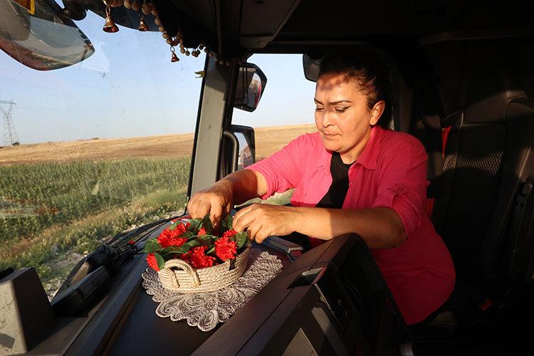 Nakliye firmasının kadın güvenlik görevlisi tır şoförü oldu