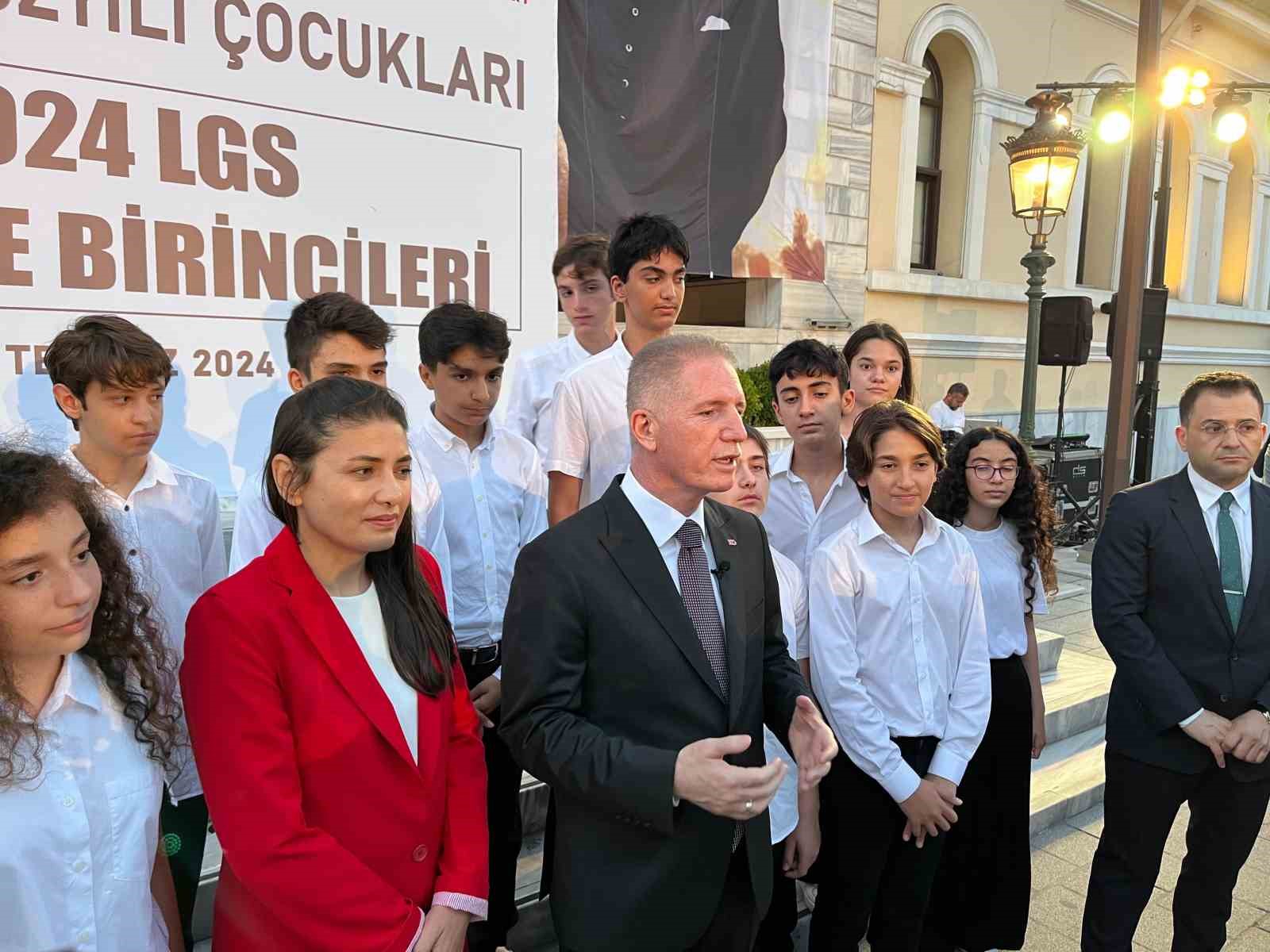 İstanbul Valisi Gül, LGS Türkiye birincilerini ağırladı