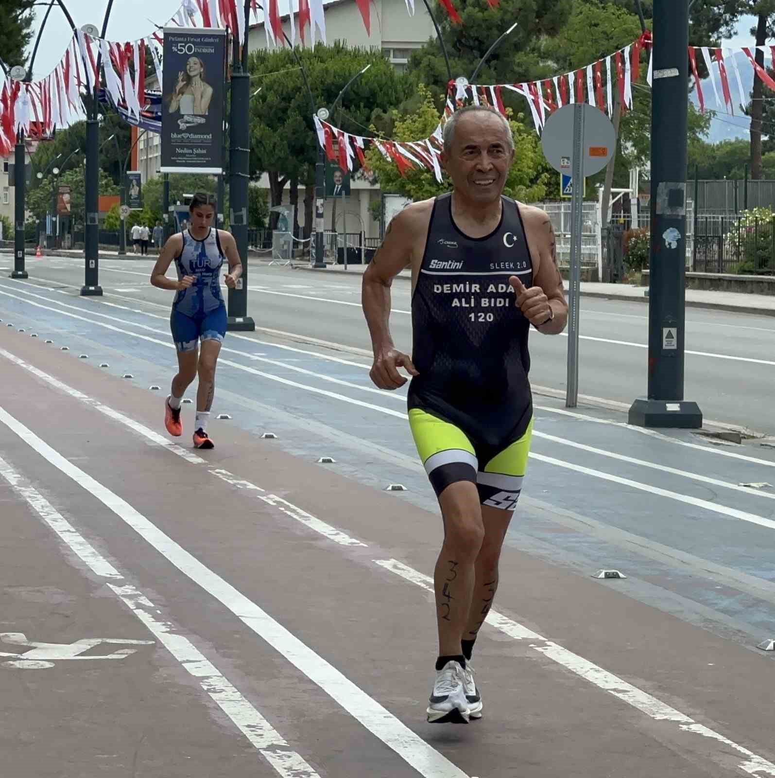 ’Demir Adam’ lakaplı 75 yaşındaki Ali Bıdı, Triatlon Türkiye Kupası’nda ikinci oldu
