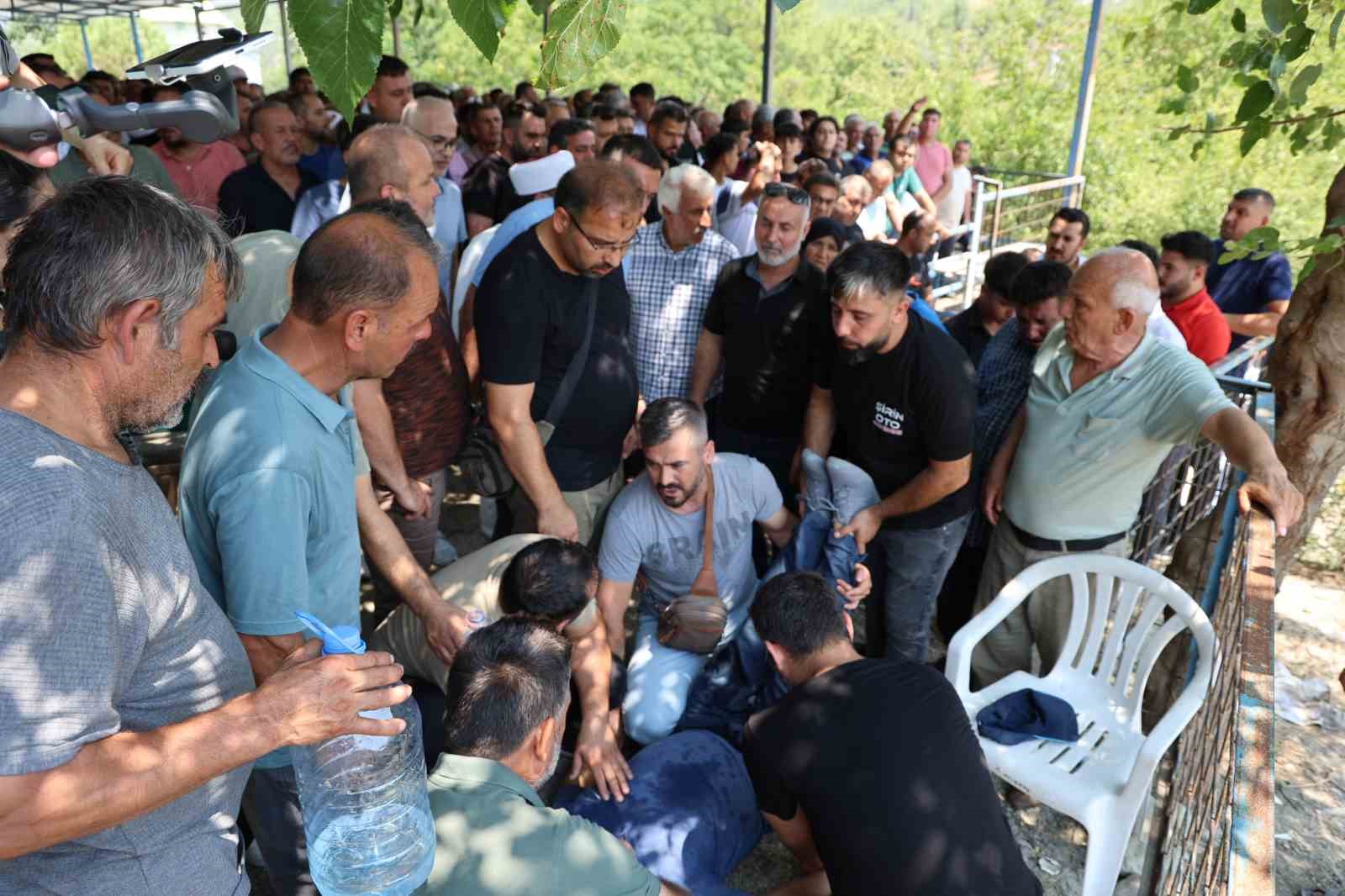 Göle düşen otomobilde hayatını kaybeden aile, gözyaşlarıyla toprağa verildi