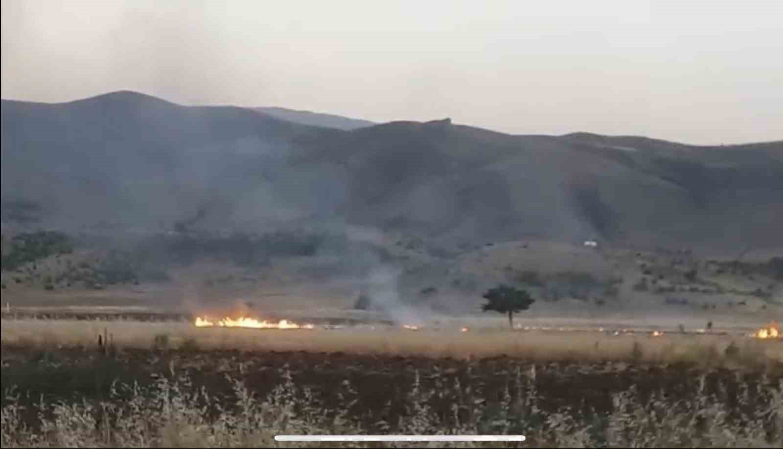 Elazığ’da tarlada çıkan anız yangını söndürüldü